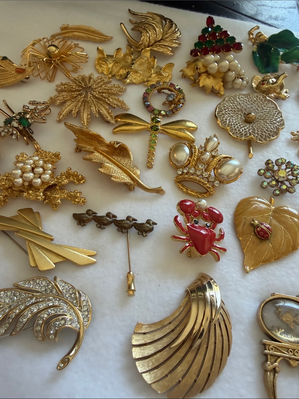 Vintage Gold-Tone Mixed Brooch Lot - some signed Accent Pins - Picture 4 of 8